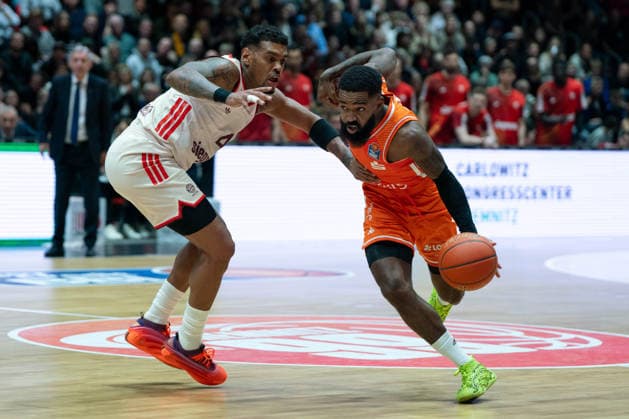 Chemnitz, Germany January 18, 2026 1 BBL 2025 2026 Niners Chemnitz vs FC Bayern Munich In the picture from left in the duel Xavier Rathan Mayes FCB and Corey Davis 99 Copyright: xFotostandx xNachtigallx