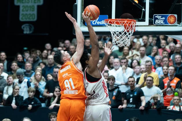 Chemnitz, Germany 18 January 2026 1 BBL 2025 2026 Niners Chemnitz vs FC Bayern Munich In the picture from left in the duel Yordan Minchev 99 and David McCormack FCB Copyright: xFotostandx xNachtigallx