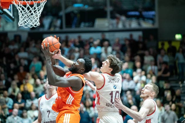 Chemnitz, Germany 18 January 2026 1 BBL 2025 2026 Niners Chemnitz vs FC Bayern Munich In the picture from left in the duel Amadou Sow 99 and Justinian Jessup FCB Copyright: xFotostandx xNachtigallx