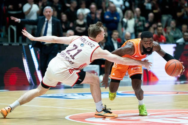 Chemnitz, Germany 18 January 2026 1 BBL 2025 2026 Niners Chemnitz vs FC Bayern Munich In the picture from left in the duel Justus Hollatz FCB and Corey Davis 99 Copyright: xFotostandx xNachtigallx