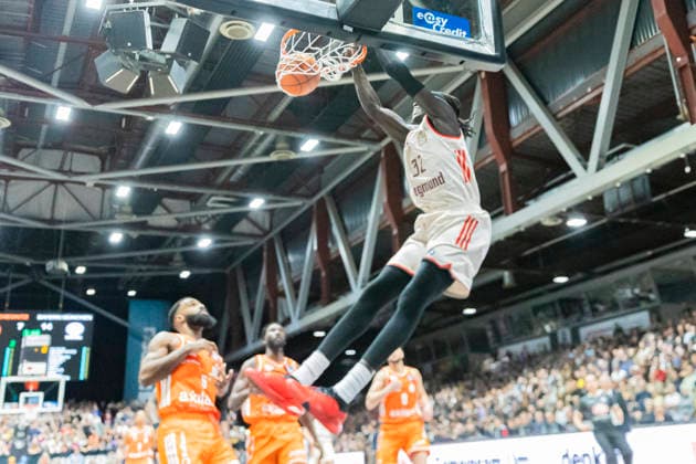 18 01 2026, xomx, Basketball easyCredit BBL Bundesliga, NINERS Chemnitz FC Bayern München v l Dunking Wenyen Gabriel Bayern München Am Ball Chemnitz