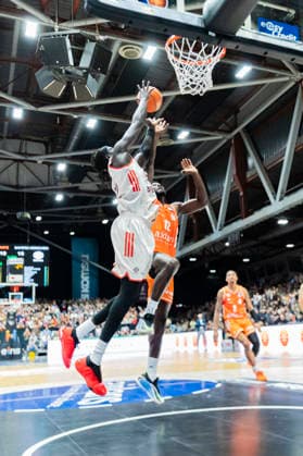 18 01 2026, xomx, Basketball easyCredit BBL Bundesliga, NINERS Chemnitz FC Bayern München v l Dunking Wenyen Gabriel Bayern München On the ball Amadou Sow Niners Chemnitz Chemnitz