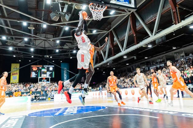 18 01 2026, xomx, Basketball easyCredit BBL Bundesliga, NINERS Chemnitz FC Bayern München v l Dunking Wenyen Gabriel Bayern München On the ball Amadou Sow Niners Chemnitz Chemnitz