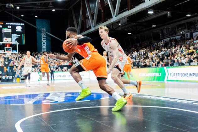 18 01 2026, xomx, Basketball easyCredit BBL Bundesliga, NINERS Chemnitz FC Bayern München v l Zweikampf am Ball Chemnitz