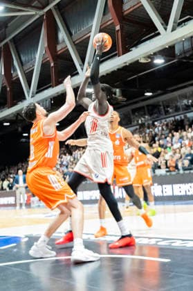 18 01 2026, xomx, Basketball easyCredit BBL Bundesliga, NINERS Chemnitz FC Bayern Munich v l Jordan Schakel Niners Chemnitz and Oscar da Silva Bayern Munich on the ball Chemnitz
