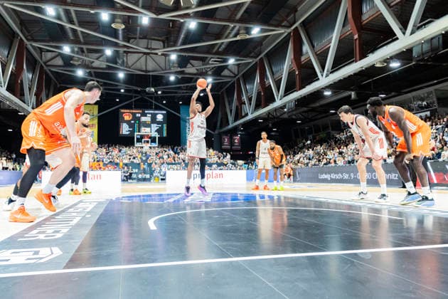 18 01 2026, xomx, Basketball easyCredit BBL Bundesliga, NINERS Chemnitz FC Bayern München v l free throw David McCormack Bayern München Totale, Uebersicht Chemnitz