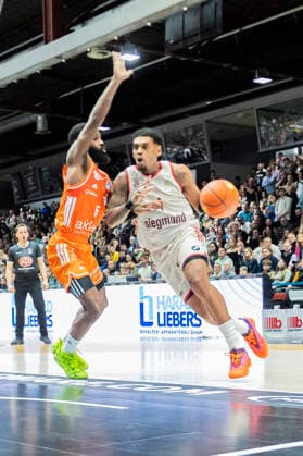 18 01 2026, xomx, Basketball easyCredit BBL Bundesliga, NINERS Chemnitz FC Bayern Munich v l Xaviar Rathan Mayes Bayern Munich and Corey Davis Jr Niners Chemnitz in a duel on the ball Chemnitz