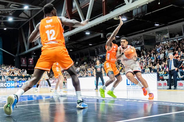 18 01 2026, xomx, Basketball easyCredit BBL Bundesliga, NINERS Chemnitz FC Bayern Munich v l Xaviar Rathan Mayes Bayern Munich and Corey Davis Jr Niners Chemnitz in a duel on the ball Chemnitz