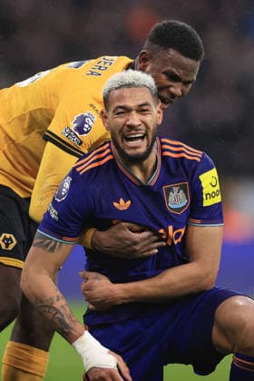 Fußball Premier League Wolverhampton Wanderers gegen Newcastle United 18. Januar 2026 Premier League Wolverhampton Wanderers gegen Newcastle United Joelinton von Newcastle United wird von Yerson Mosquera von Wolverhampton Wanderers getröstet Foto Simon Stacpoole Abseits Wolverhampton UK  Copyright: xSimonxStacpoolexOffside