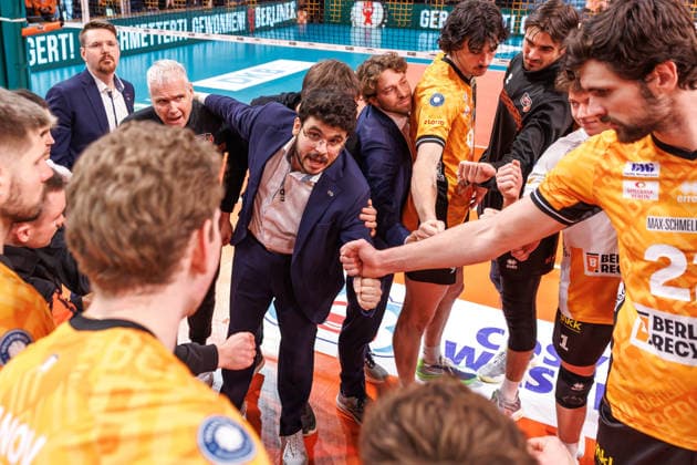 18 01 26, Berlin, Volleyball, Matchday 17, Berlin Recycling Volleys Helios Grizzlys Giesen Coach Alexandre Leal BR Volleys claps with his team after the match Recycling Volleys Helios Grizzlys Giesen