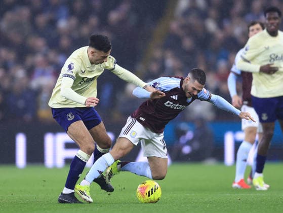 Birmingham, England, 18th January 2026. Dwight McNeil of Everton (l) and Emiliano Buendia of Aston Villa (r) during the Aston Villa vs Everton Premier League match at Villa Park, Birmingham. Picture credit should read: Jessica Hornby Sportimage EDITORIAL USE ONLY. No use with unauthorised audio, video, data, fixture lists, club league logos or live services. Online in-match use limited to 120 images, no video emulation. No use in betting, games or single club league player publications. SPI_023_JH_Villa_Everton SPI-4460-0022