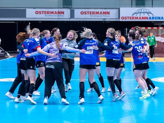 The Rostock players celebrate the victory TSV Bayer 04 Leverkusen vs Rostocker Handball Club, Handball, ALSCO Handballbundesliga Frauen, 14 Spieltag, Saison 2025 2026, 18 01 2026 TSV Bayer 04 Leverkusen vs Rostocker Handball Club, Handball, ALSCO Handballbundesliga Frauen, 18 Spieltag, Saison 2025 2026, 18 01 2026 Leverkusen Copyright: xEibner-Pressefoto ThomasxHaeslerx EP_THR