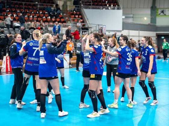 The Rostock players celebrate the victory TSV Bayer 04 Leverkusen vs Rostocker Handball Club, Handball, ALSCO Handballbundesliga Frauen, 14 Spieltag, Saison 2025 2026, 18 01 2026 TSV Bayer 04 Leverkusen vs Rostocker Handball Club, Handball, ALSCO Handballbundesliga Frauen, 18 Spieltag, Saison 2025 2026, 18 01 2026 Leverkusen Copyright: xEibner-Pressefoto ThomasxHaeslerx EP_THR