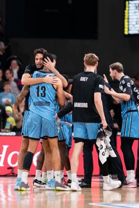 Veolia Towers Hamburg cheers, Martin Breunig Veolia Towers Hamburg, 13 , Benedikt Turudic Veolia Towers Hamburg, 44 , Jared Grey Veolia Towers Hamburg, 08 , GER, Veolia Towers Hamburg vs Ratiopharm Ulm, Basketball, Bundesliga, Matchday 16, Season 2025 2026, 18 01 2026 GER, Veolia Towers Hamburg vs Ratiopharm Ulm, Basketball, Bundesliga, Matchday 16, Season 2025 2026, 18 01 2026 Hamburg Copyright: xEibner-Pressefoto MaxxVincenx EP_MVN