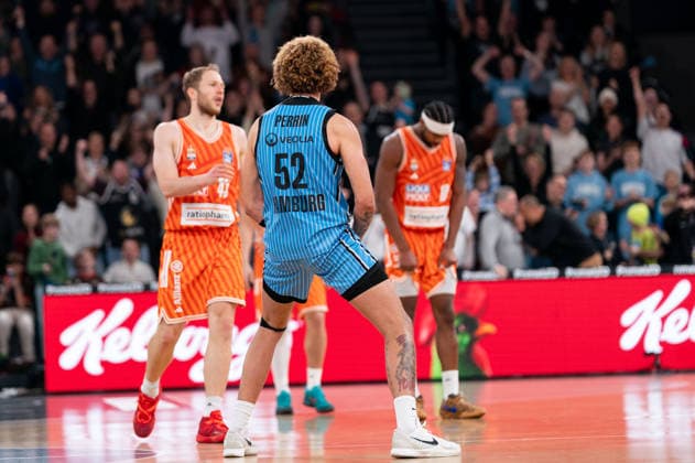 Zacharie Perrin Veolia Towers Hamburg, 52 cheers after victory end of game, GER, Veolia Towers Hamburg vs Ratiopharm Ulm, Basketball, Bundesliga, Matchday 16, Season 2025 2026, 18 01 2026 GER, Veolia Towers Hamburg vs Ratiopharm Ulm, Basketball, Bundesliga, Matchday 16, Season 2025 2026, 18 01 2026 Hamburg Copyright: xEibner-Pressefoto MaxxVincenx EP_MVN