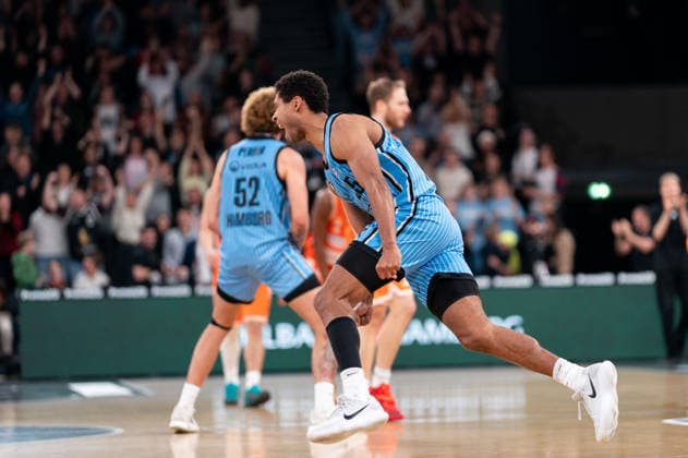 Kenneth Ogbe Veolia Towers Hamburg, 25 cheers after victory end of game, GER, Veolia Towers Hamburg vs Ratiopharm Ulm, Basketball, Bundesliga, Matchday 16, Season 2025 2026, 18 01 2026 GER, Veolia Towers Hamburg vs Ratiopharm Ulm, Basketball, Bundesliga, Matchday 16, Season 2025 2026, 18 01 2026 Hamburg Copyright: xEibner-Pressefoto MaxxVincenx EP_MVN