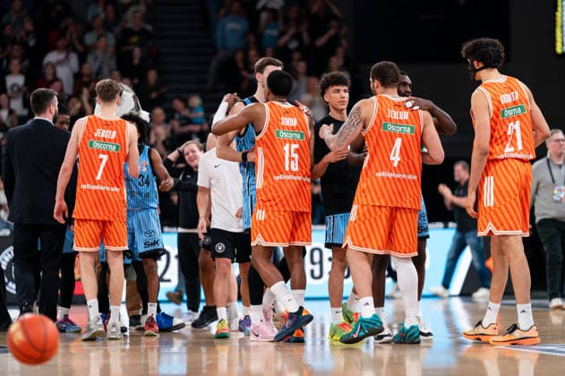 after end of match, Shakehands, GER, Veolia Towers Hamburg vs Ratiopharm Ulm, Basketball, Bundesliga, Matchday 16, Season 2025 2026, 18 01 2026 GER, Veolia Towers Hamburg vs Ratiopharm Ulm, Basketball, Bundesliga, Matchday 16, Season 2025 2026, 18 01 2026 Hamburg Copyright: xEibner-Pressefoto MaxxVincenx EP_MVN