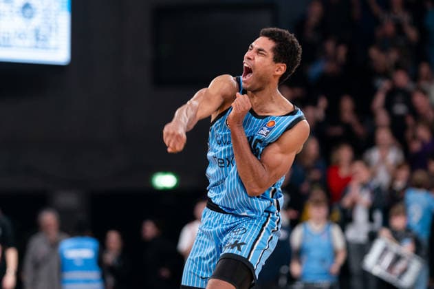 Kenneth Ogbe Veolia Towers Hamburg, 25 cheers after victory end of game, GER, Veolia Towers Hamburg vs Ratiopharm Ulm, Basketball, Bundesliga, Matchday 16, Season 2025 2026, 18 01 2026 GER, Veolia Towers Hamburg vs Ratiopharm Ulm, Basketball, Bundesliga, Matchday 16, Season 2025 2026, 18 01 2026 Hamburg Copyright: xEibner-Pressefoto MaxxVincenx EP_MVN