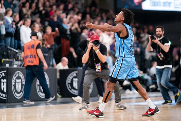 Ross Williams Veolia Towers Hamburg, 34 cheers after victory end of game, GER, Veolia Towers Hamburg vs Ratiopharm Ulm, Basketball, Bundesliga, Matchday 16, Season 2025 2026, 18 01 2026 GER, Veolia Towers Hamburg vs Ratiopharm Ulm, Basketball, Bundesliga, Matchday 16, Season 2025 2026, 18 01 2026 Hamburg Copyright: xEibner-Pressefoto MaxxVincenx EP_MVN