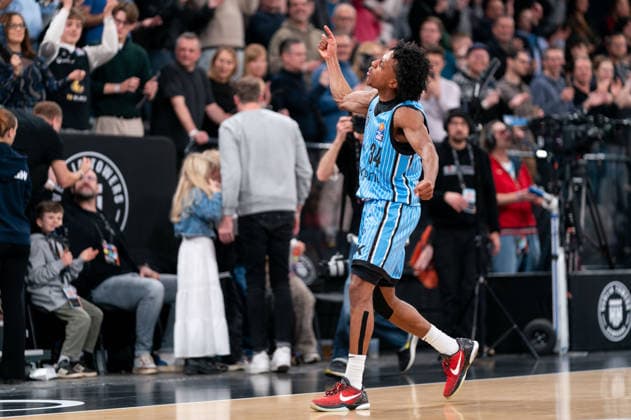 Ross Williams Veolia Towers Hamburg, 34 cheers after victory end of game, GER, Veolia Towers Hamburg vs Ratiopharm Ulm, Basketball, Bundesliga, Matchday 16, Season 2025 2026, 18 01 2026 GER, Veolia Towers Hamburg vs Ratiopharm Ulm, Basketball, Bundesliga, Matchday 16, Season 2025 2026, 18 01 2026 Hamburg Copyright: xEibner-Pressefoto MaxxVincenx EP_MVN