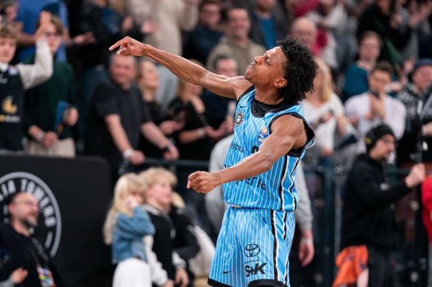 Ross Williams Veolia Towers Hamburg, 34 cheers after victory end of game, GER, Veolia Towers Hamburg vs Ratiopharm Ulm, Basketball, Bundesliga, Matchday 16, Season 2025 2026, 18 01 2026 GER, Veolia Towers Hamburg vs Ratiopharm Ulm, Basketball, Bundesliga, Matchday 16, Season 2025 2026, 18 01 2026 Hamburg Copyright: xEibner-Pressefoto MaxxVincenx EP_MVN