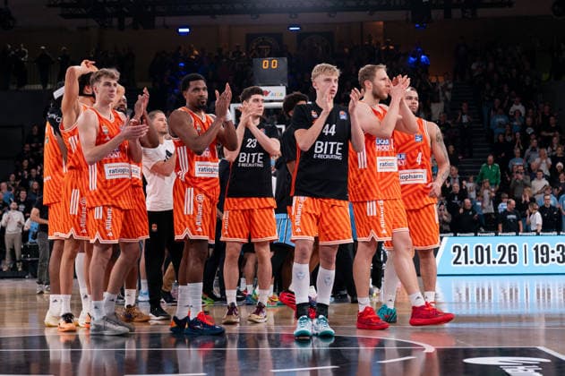 Ulm team disappointed Disappointment after defeat, Applause for the fans, GER, Veolia Towers Hamburg vs Ratiopharm Ulm, Basketball, Bundesliga, Matchday 16, Season 2025 2026, 18 01 2026 GER, Veolia Towers Hamburg vs Ratiopharm Ulm, Basketball, Bundesliga, Matchday 16, Season 2025 2026, 18 01 2026 Hamburg Copyright: xEibner-Pressefoto MaxxVincenx EP_MVN