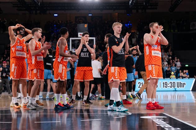 Ulm team disappointed Disappointment after defeat, Applause for the fans, GER, Veolia Towers Hamburg vs Ratiopharm Ulm, Basketball, Bundesliga, Matchday 16, Season 2025 2026, 18 01 2026 GER, Veolia Towers Hamburg vs Ratiopharm Ulm, Basketball, Bundesliga, Matchday 16, Season 2025 2026, 18 01 2026 Hamburg Copyright: xEibner-Pressefoto MaxxVincenx EP_MVN