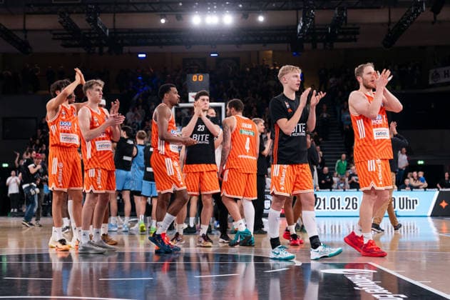 Ulm team disappointed Disappointment after defeat, Applause for the fans, GER, Veolia Towers Hamburg vs Ratiopharm Ulm, Basketball, Bundesliga, Matchday 16, Season 2025 2026, 18 01 2026 GER, Veolia Towers Hamburg vs Ratiopharm Ulm, Basketball, Bundesliga, Matchday 16, Season 2025 2026, 18 01 2026 Hamburg Copyright: xEibner-Pressefoto MaxxVincenx EP_MVN