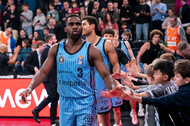 Devon Daniels Veolia Towers Hamburg, 21 cheers with the fans after the end of the game, GER, Veolia Towers Hamburg vs Ratiopharm Ulm, Basketball, Bundesliga, Matchday 16, Season 2025 2026, 18 01 2026 GER, Veolia Towers Hamburg vs Ratiopharm Ulm, Basketball, Bundesliga, Matchday 16, Season 2025 2026, 18 01 2026 Hamburg Copyright: xEibner-Pressefoto MaxxVincenx EP_MVN