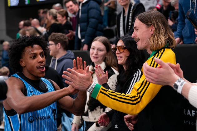 Ross Williams Veolia Towers Hamburg, 34 cheers after victory end of game with Jackson Irvine FC St Pauli, 07 , GER, Veolia Towers Hamburg vs Ratiopharm Ulm, Basketball, Bundesliga, Matchday 16, Season 2025 2026, 18 01 2026 GER, Veolia Towers Hamburg vs Ratiopharm Ulm, Basketball, Bundesliga, Matchday 16, Season 2025 2026, 18 01 2026 Hamburg Copyright: xEibner-Pressefoto MaxxVincenx EP_MVN