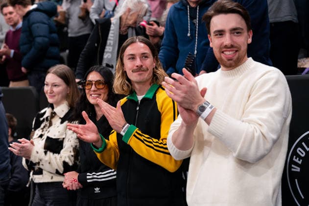 Jackson Irvine FC St Pauli, 07 cheers after the end of the game, GER, Veolia Towers Hamburg vs Ratiopharm Ulm, Basketball, Bundesliga, Matchday 16, Season 2025 2026, 18 01 2026 GER, Veolia Towers Hamburg vs Ratiopharm Ulm, Basketball, Bundesliga, Matchday 16, Season 2025 2026, 18 01 2026 Hamburg Copyright: xEibner-Pressefoto MaxxVincenx EP_MVN