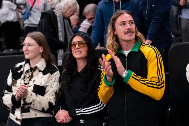 Jackson Irvine FC St Pauli, 07 cheers after the end of the game, GER, Veolia Towers Hamburg vs Ratiopharm Ulm, Basketball, Bundesliga, Matchday 16, Season 2025 2026, 18 01 2026 GER, Veolia Towers Hamburg vs Ratiopharm Ulm, Basketball, Bundesliga, Matchday 16, Season 2025 2026, 18 01 2026 Hamburg Copyright: xEibner-Pressefoto MaxxVincenx EP_MVN