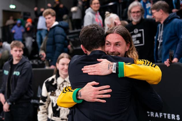 Benka Barloschky Veolia Towers Hamburg, Coach cheers after victory End of match with Jackson Irvine FC St Pauli, 07 , GER, Veolia Towers Hamburg vs Ratiopharm Ulm, Basketball, Bundesliga, Matchday 16, Season 2025 2026, 18 01 2026 GER, Veolia Towers Hamburg vs Ratiopharm Ulm, Basketball, Bundesliga, Matchday 16, Season 2025 2026, 18 01 2026 Hamburg Copyright: xEibner-Pressefoto MaxxVincenx EP_MVN