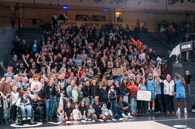 Veolia Towers Hamburg team cheers with the fans after winning the match, Group photo, GER, Veolia Towers Hamburg vs Ratiopharm Ulm, Basketball, Bundesliga, Matchday 16, Season 2025 2026, 18 01 2026 GER, Veolia Towers Hamburg vs Ratiopharm Ulm, Basketball, Bundesliga, Matchday 16, Season 2025 2026, 18 01 2026 Hamburg Copyright: xEibner-Pressefoto MaxxVincenx EP_MVN