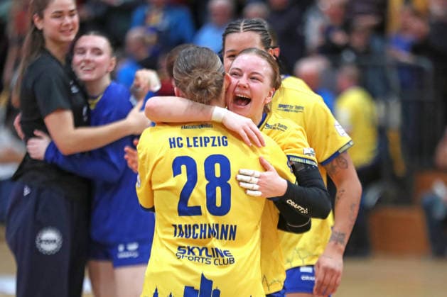 Handball, 2 Alsco HBF HC Leipzig TuS Lintfort 18 01 2026 Pauline Uhlmann 2, HC Leipzig is happy with Lara Tauchmann 28, HC Leipzig Cheers, emotions 2 Alsco Handball Bundesliga Women, HBF, Season 2025 2026, 14 Matchday HC Leipzig vs TuS Lintfort on 18 01 2026 at Sporthalle Brüderstraße Leipzig Copyright: xBEAUTIFULxSPORTS JanxKaeferx