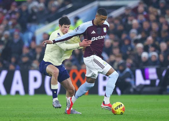 Ezri Konsa of Aston Villa and Merlin Rohl of Everton Aston Villa v Everton, Premier League, Football, Villa Park, Birmingham, UK - 18 Jan 2026Birmingham Villa Park United Kingdom EDITORIAL USE ONLY No use with unauthorised audio, video, data, fixture lists, club league logos or live services. Online in-match use limited to 120 images, no video emulation. No use in betting, games or single club league player publications. Copyright: xMattxWest Shutterstockx 16348235w