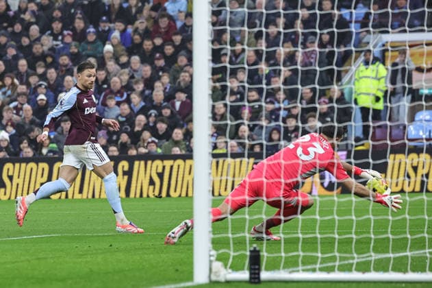 Premier League Aston Villa v Everton Aston Villa goalkeeper Emiliano Martinez saves a head back from Matty Cash of Aston Villa during the Premier League match Aston Villa vs Everton at Villa Park, Birmingham, United Kingdom, 18th January 2026 (Photo by Mark Cosgrove News Images) Birmingham Villa Park West Midlands United Kingdom Copyright: xMarkxCosgrove NewsxImagesx