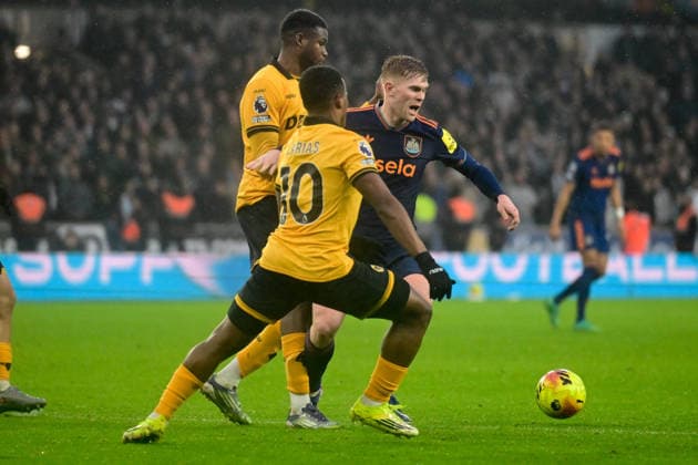 Wolverhampton Wanderers v Newcastle United, Premier League Newcastle United defender Lewis Hall (3) under pressure from Wolverhampton Wanderers forward Jhon Arias (10) during the Premier League match between Wolverhampton Wanderers and Newcastle United at Molineux, Wolverhampton, UK on 18 January 2026. Wolverhampton Molineux West Midlands UK Editorial use only DataCo restrictions apply See www.football-dataco.com , Copyright: xDennisxGoodwinx PSI-23590-0073