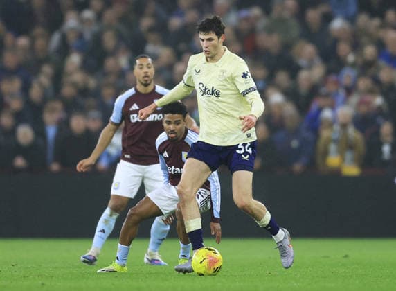 Birmingham, England, 18th January 2026. Merlin Röhl of Everton and Ian Maatsen of Aston Villa during the Aston Villa vs Everton Premier League match at Villa Park, Birmingham. Picture credit should read: Jessica Hornby Sportimage EDITORIAL USE ONLY. No use with unauthorised audio, video, data, fixture lists, club league logos or live services. Online in-match use limited to 120 images, no video emulation. No use in betting, games or single club league player publications. SPI_032_JH_Villa_Everton SPI-4460-0032