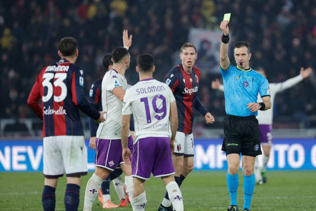 18th January 2026; Stadio Renato Dall Ara, Bologna, Italy, Serie A Football, Bologna versus Fiorentina; referee Daniele Doveri issues a yellow card to Manor Solomon of ACF Fiorentina  EmanuelexPennacchio Content restricted for UK based newspaper