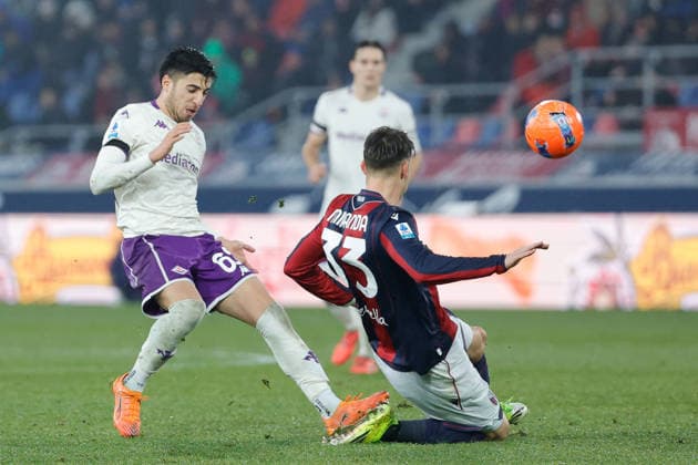 18th January 2026; Stadio Renato Dall Ara, Bologna, Italy, Serie A Football, Bologna versus Fiorentina; Fabiano Parisi of ACF Fiorentina under pressure from Juan Miranda of Bologna FC  EmanuelexPennacchio Content restricted for UK based newspaper
