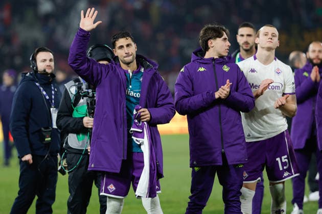 18th January 2026; Stadio Renato Dall Ara, Bologna, Italy, Serie A Football, Bologna versus Fiorentina; Rolando Mandragora of ACF Fiorentina Show Rocco Commisso s jersey to Fiorentina fans  EmanuelexPennacchio Content restricted for UK based newspaper