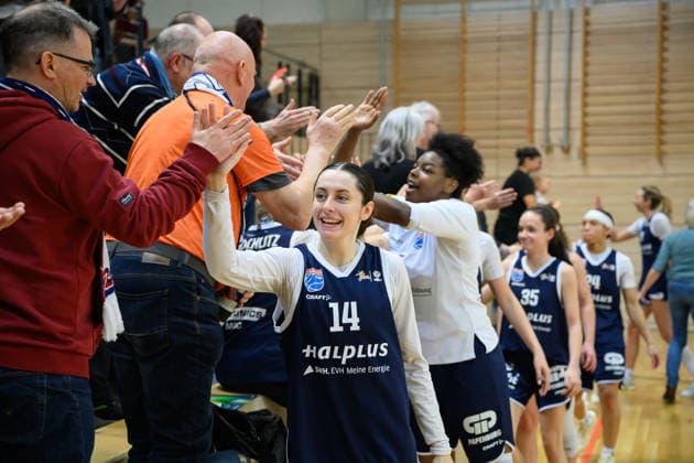 lions high-five with fans after 71 65 home win, Syntainics MBC vs Herner TC, Women, Basketball, 1 Bundesliga, DBBL, Main round, 15 Matchday, Season 2025 26, 18 01 2026 Halle SWH Arena Sachsen Anhalt Germany