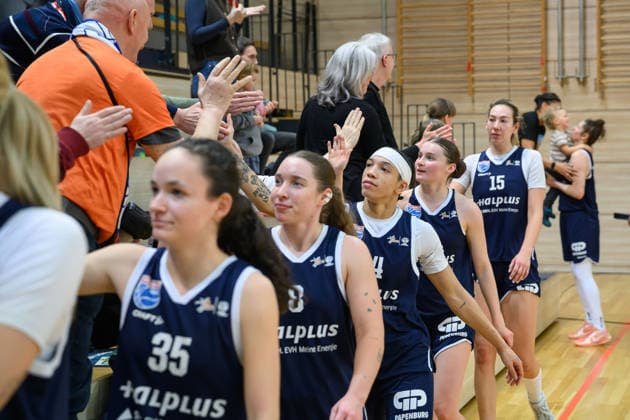 lions high-five with fans after 71 65 home win, Syntainics MBC vs Herner TC, Women, Basketball, 1 Bundesliga, DBBL, Main round, 15 Matchday, Season 2025 26, 18 01 2026 Halle SWH Arena Sachsen Anhalt Germany