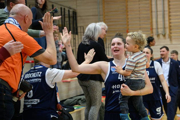 Romy Bär Lions, 46 clapping off with fans after 71 65 home win, Syntainics MBC vs Herner TC, Women, Basketball, 1 Bundesliga, DBBL, Main round, 15 Matchday, Season 2025 26, 18 01 2026 Halle SWH Arena Sachsen Anhalt Germany
