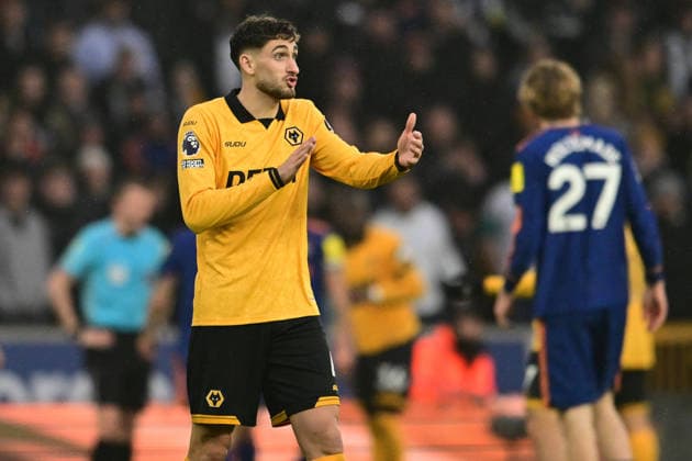 Wolverhampton Wanderers v Newcastle United, Premier League Wolverhampton Wanderers defender Santiago Bueno (4) arranges his defence during the Premier League match between Wolverhampton Wanderers and Newcastle United at Molineux, Wolverhampton, UK on 18 January 2026. Wolverhampton Molineux West Midlands UK Editorial use only DataCo restrictions apply See www.football-dataco.com , Copyright: xDennisxGoodwinx PSI-23590-0093