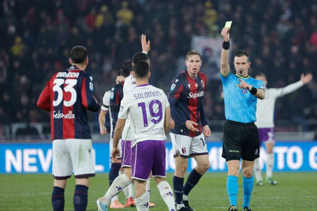 referee Daniele Doveri issues a yellow card to Manor Solomon of ACF Fiorentina during the match of 21th day of the Serie A Championship between Bologna FC vs ACF Fiorentina at the Renato dall Ara Stadium on 15 January 2026 in Bologna, BO.  Copyright: xEmanuelexPennacchio IPAxSportx xipa-agency.netx xx IPA_70257319 IPA_Agency_IPA70257319