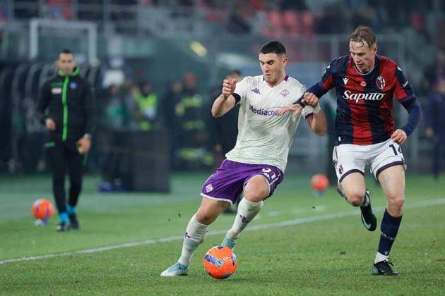Roberto Piccoli of ACF Fiorentina under pressure from Torbjorn Heggem of Bologna FC during the match of 21th day of the Serie A Championship between Bologna FC vs ACF Fiorentina at the Renato dall Ara Stadium on 15 January 2026 in Bologna, BO.  Copyright: xEmanuelexPennacchio IPAxSportx xipa-agency.netx xx IPA_70257334 IPA_Agency_IPA70257334