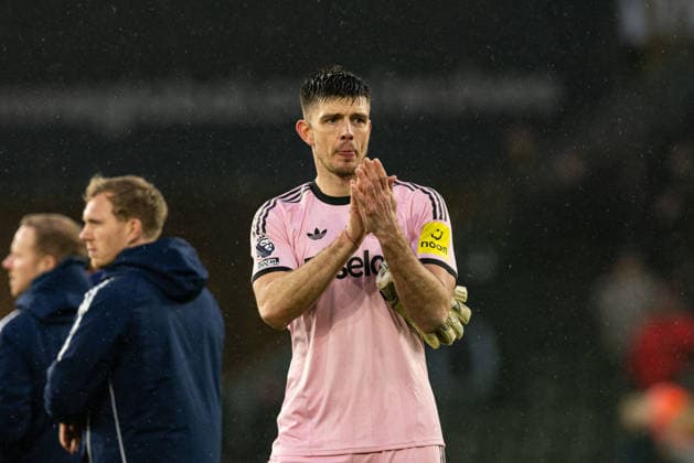 18th January 2026; Molineux Stadium, Wolverhampton, West Midlands, England; Premier League Football, Wolverhampton Wanderers versus Newcastle United; Nick Pope of Newcastle United applauds the travelling fans after the final whistle  GodfreyxPitt Content restricted for UK based newspaper