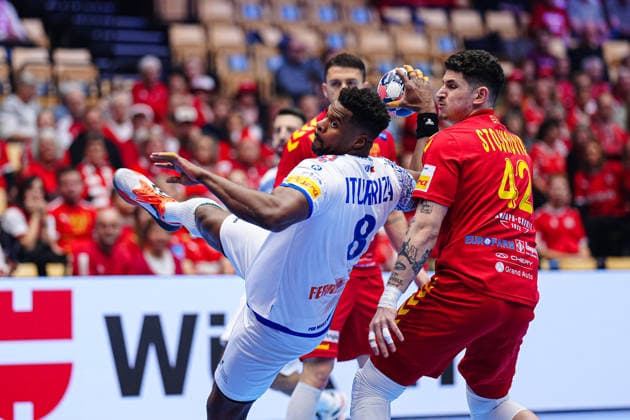 Throw Goal Victor Iturizza Portugal, 08 DEN, North Macedonia vs Portugal, Handball, EHF European Championship 2026, Group B, Matchday 2, 18 01 2026 DEN, North Macedonia vs Portugal, Handball, EHF European Championship 2026, Group B, Matchday 2, 18 01 2026 Herning Copyright: xEibner-Pressefoto MarcelxvonxFehrnx EP_MFN